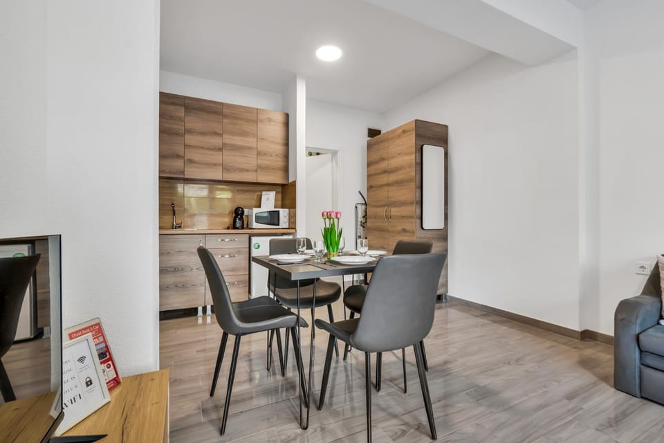 Coffee/tea facilities, Kitchen or kitchenette, Living room, Seating area, Dining area