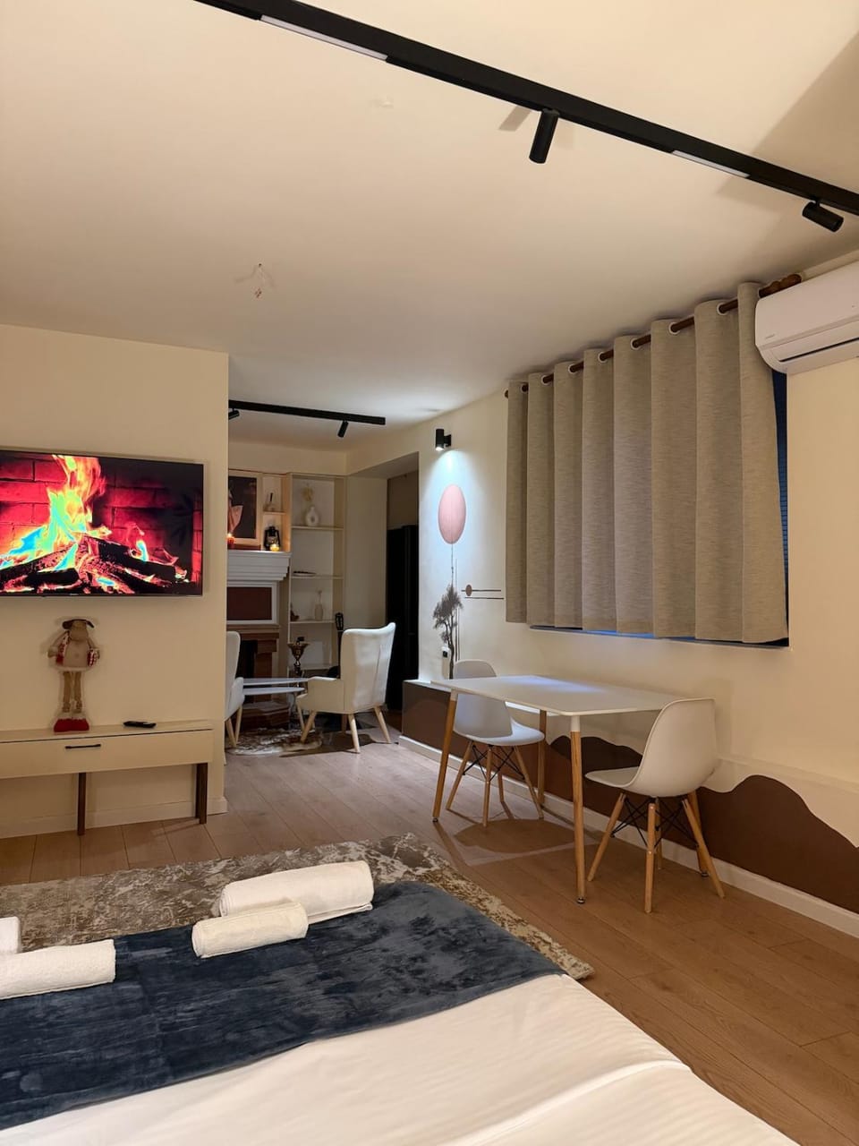 TV and multimedia, Seating area, Bedroom