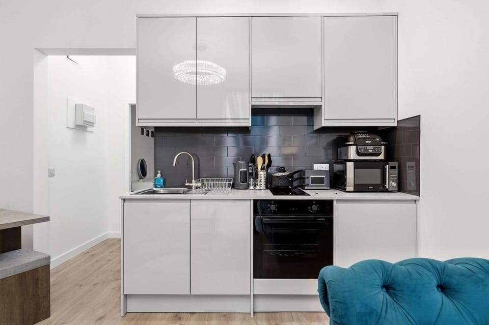 Coffee/tea facilities, Kitchen or kitchenette, oven, stove, toaster