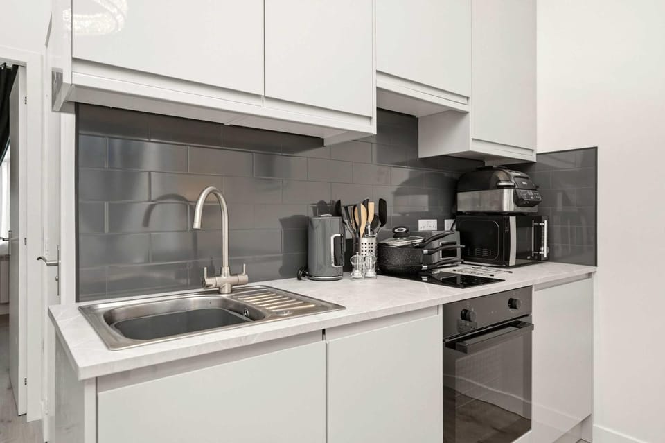 Coffee/tea facilities, Kitchen or kitchenette, stove, toaster