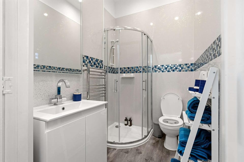 Shower, Toilet, Bathroom, towels