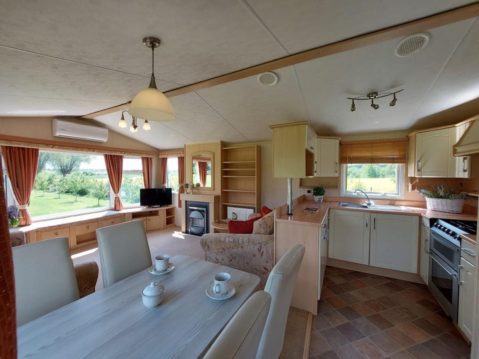 Kitchen or kitchenette, Living room, Seating area