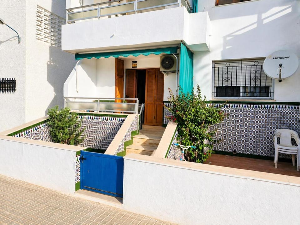Apartamento con terraza, piscina y pista deportiva Apartment in Retamar
