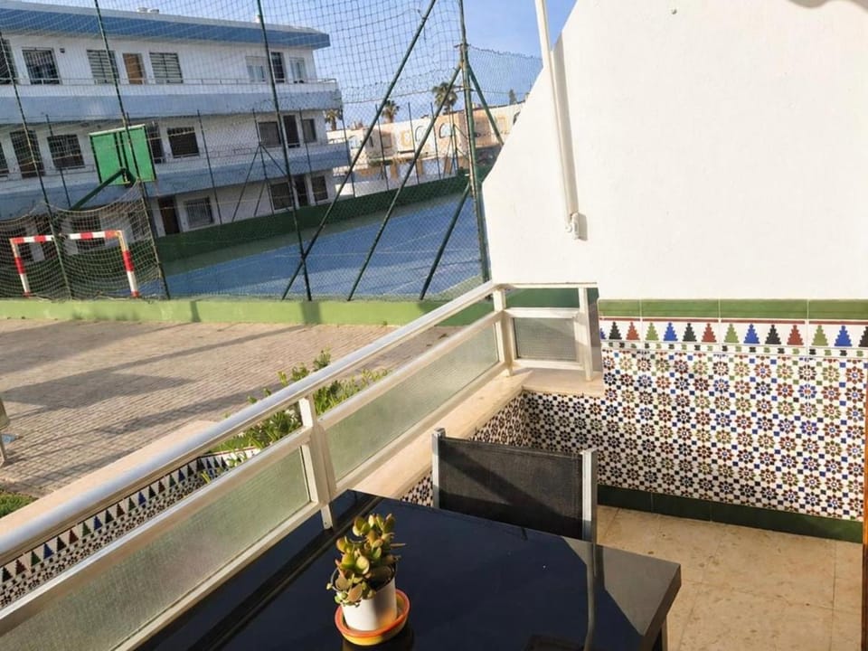 Apartamento con terraza, piscina y pista deportiva Apartment in Retamar