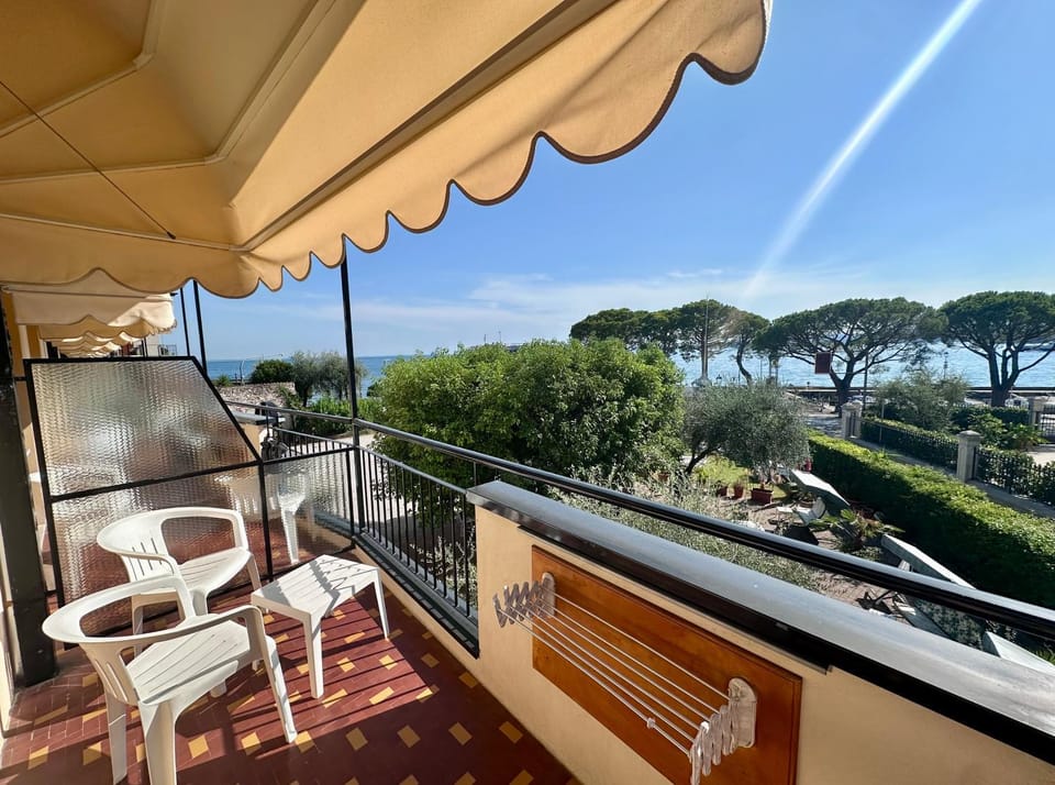 View (from property/room), Balcony/Terrace, Lake view