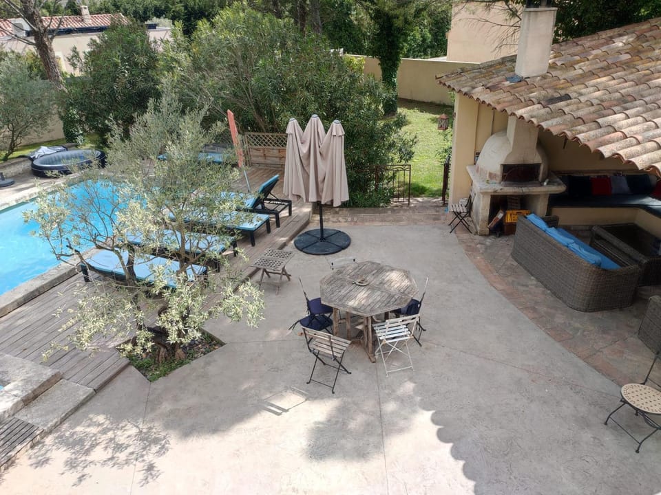 Villa Valentina - 16 pers - piscine - proche Wave Island, Parc Spirou & Avignon Bed and Breakfast in Pernes-les-Fontaines