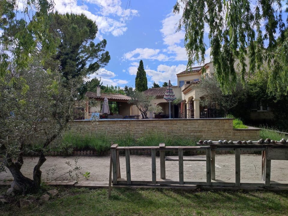 Villa Valentina - 16 pers - piscine - proche Wave Island, Parc Spirou & Avignon Bed and Breakfast in Pernes-les-Fontaines