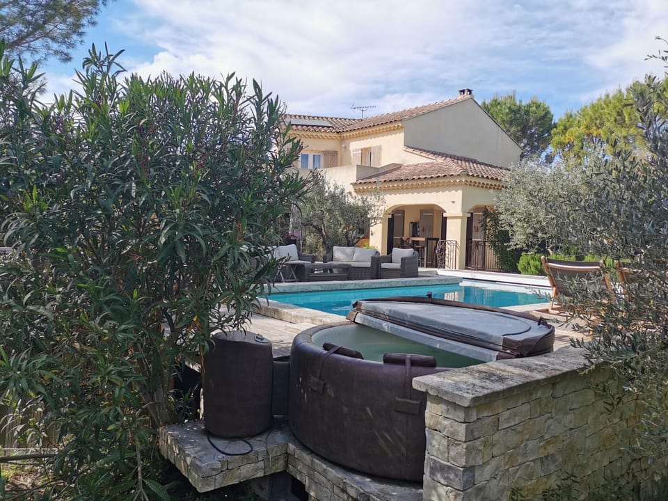 Villa Valentina - 16 pers - piscine - proche Wave Island, Parc Spirou & Avignon Bed and Breakfast in Pernes-les-Fontaines