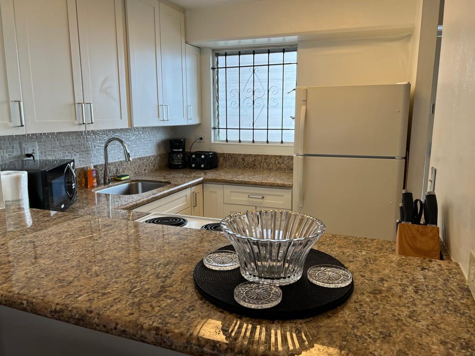 2 bedroom Waikiki condo FREE parking 4beds Apartment hotel in McCully-Moiliili