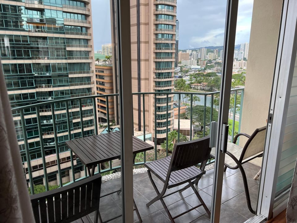 2 bedroom Waikiki condo FREE parking 4beds Apartment hotel in McCully-Moiliili