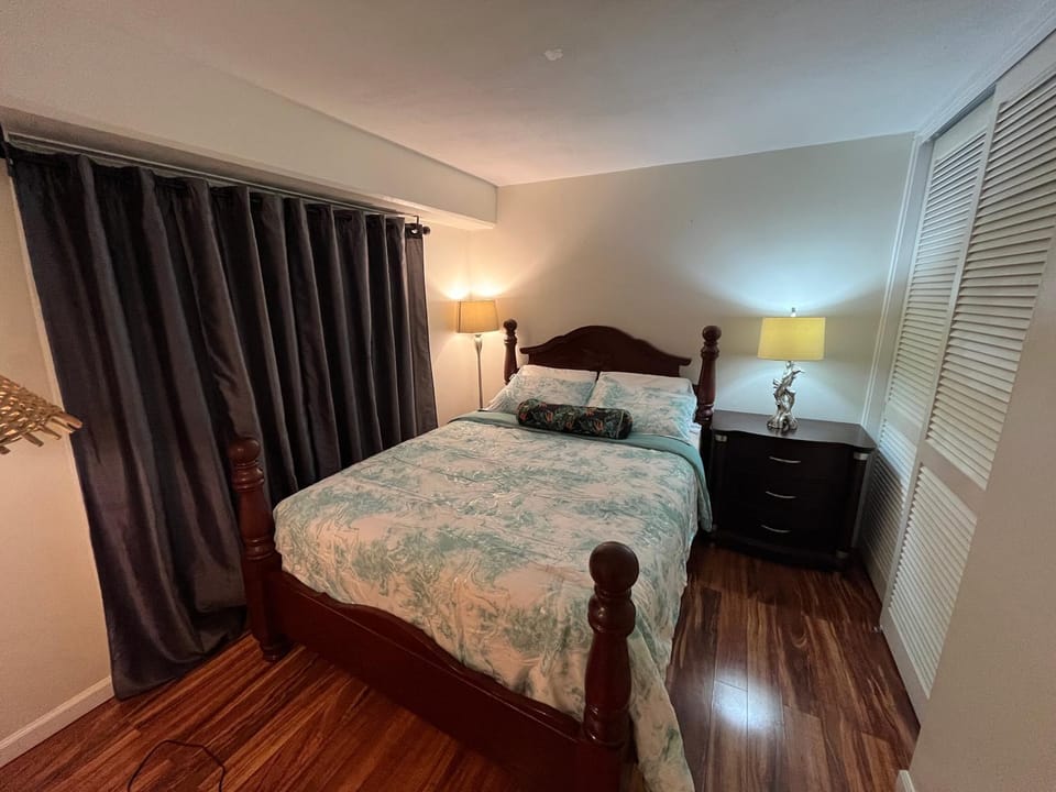 2 bedroom Waikiki condo FREE parking 4beds Apartment hotel in McCully-Moiliili