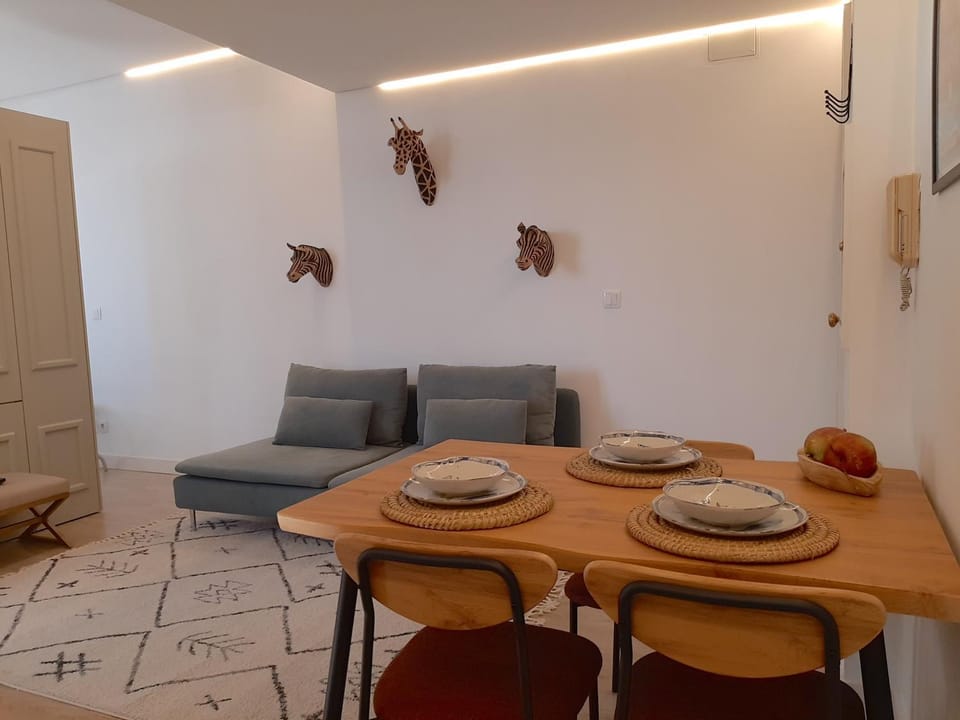 Living room, Dining area, Meals