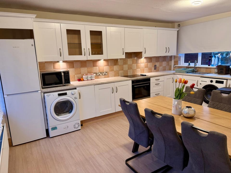 Kitchen or kitchenette, Dining area, Breakfast, kitchen