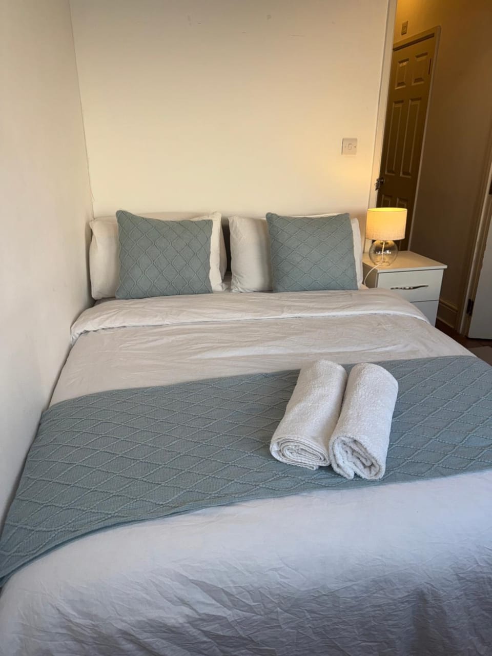 Stylish Studio with Separate Kitchen Near Wimbledon Station Apartment in London