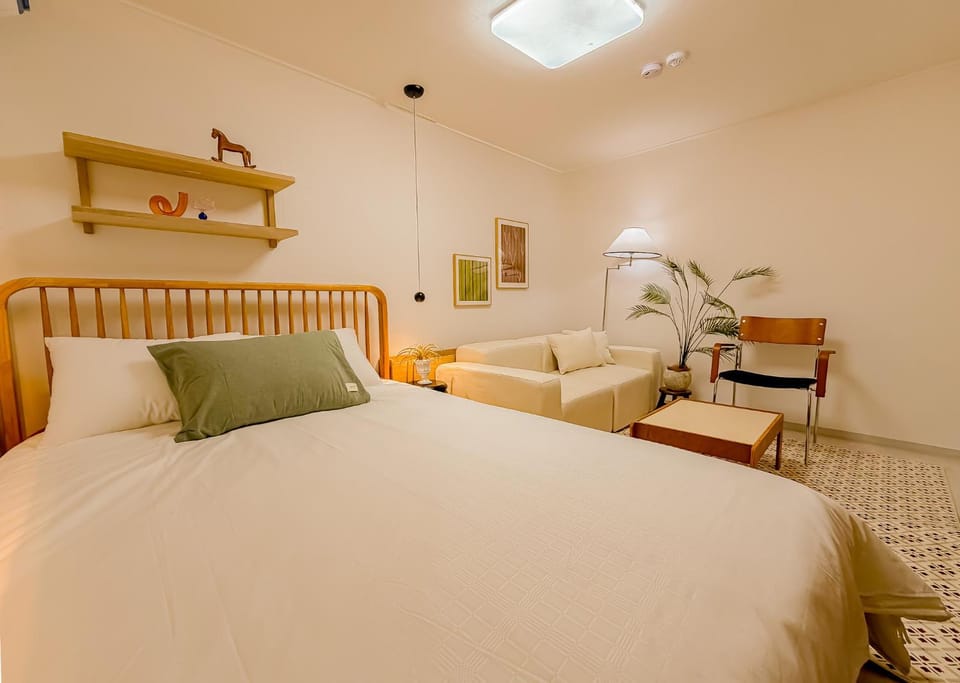 Bed, Photo of the whole room, Seating area, Bedroom