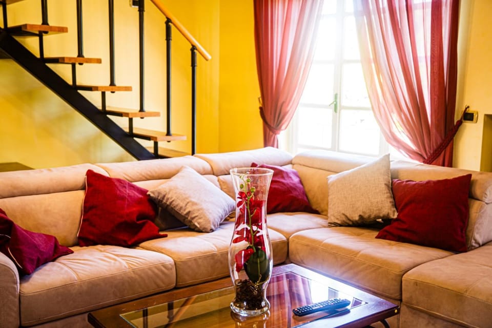 Communal lounge/ TV room, Living room, Seating area