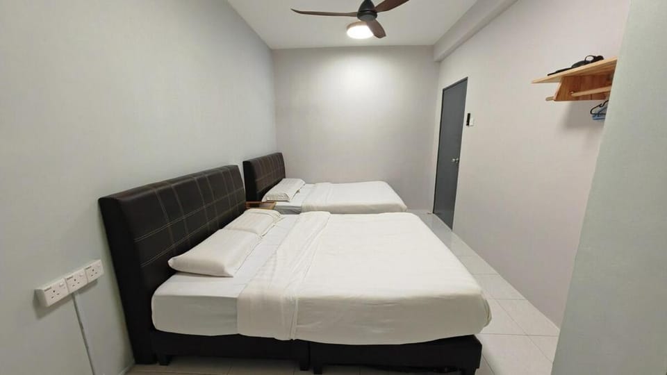W302WarmStay at at EmeraldAvenueBrinchang 11Pax3BR2PWiFiGames Apartment in Brinchang