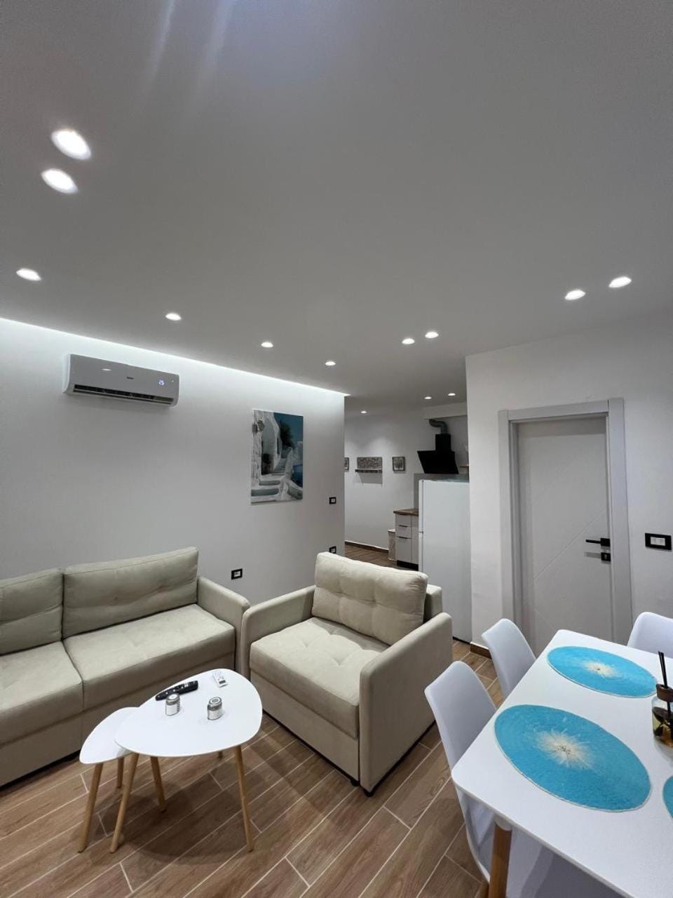 TV and multimedia, Living room, Seating area, air conditioner