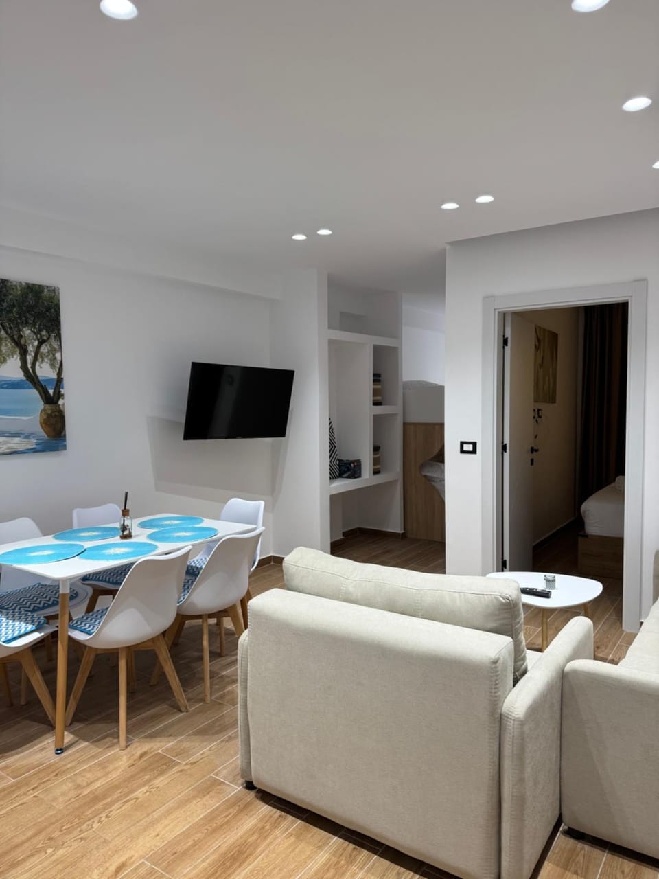 TV and multimedia, Kitchen or kitchenette, Living room, Seating area, Dining area