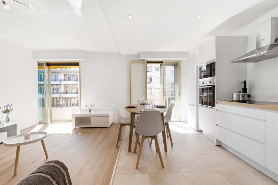 Coffee/tea facilities, Kitchen or kitchenette, Dining area, stove