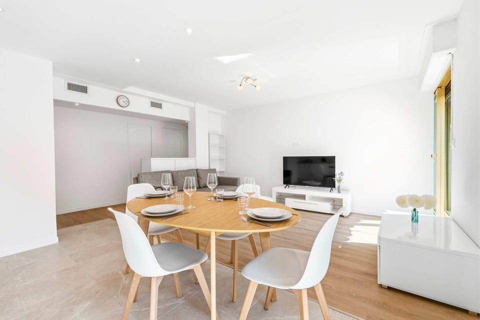 Communal lounge/ TV room, TV and multimedia, Dining area