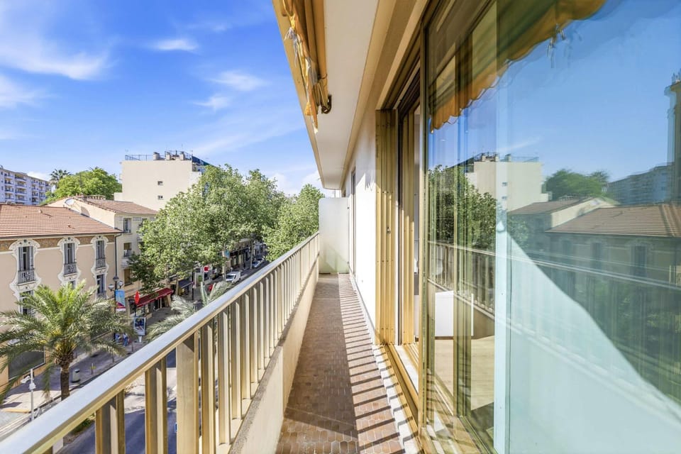 Property building, View (from property/room), Balcony/Terrace, Street view