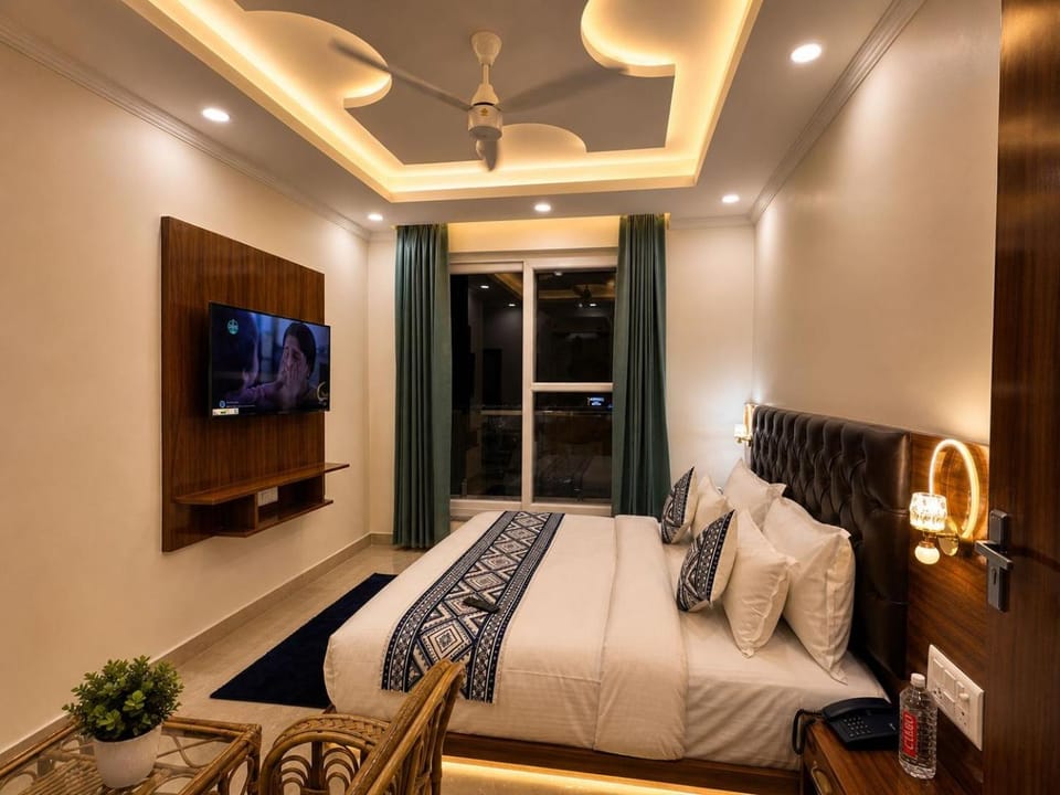 Bed, TV and multimedia, air conditioner