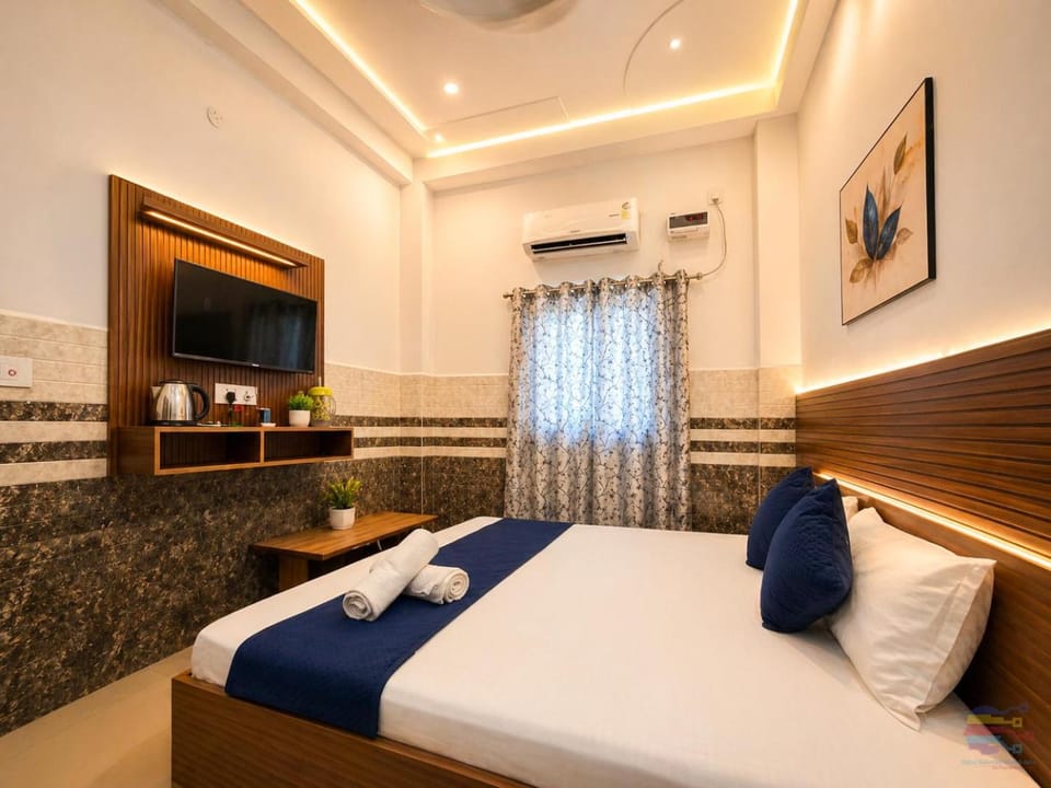Bed, TV and multimedia, Bedroom, towels, air conditioner