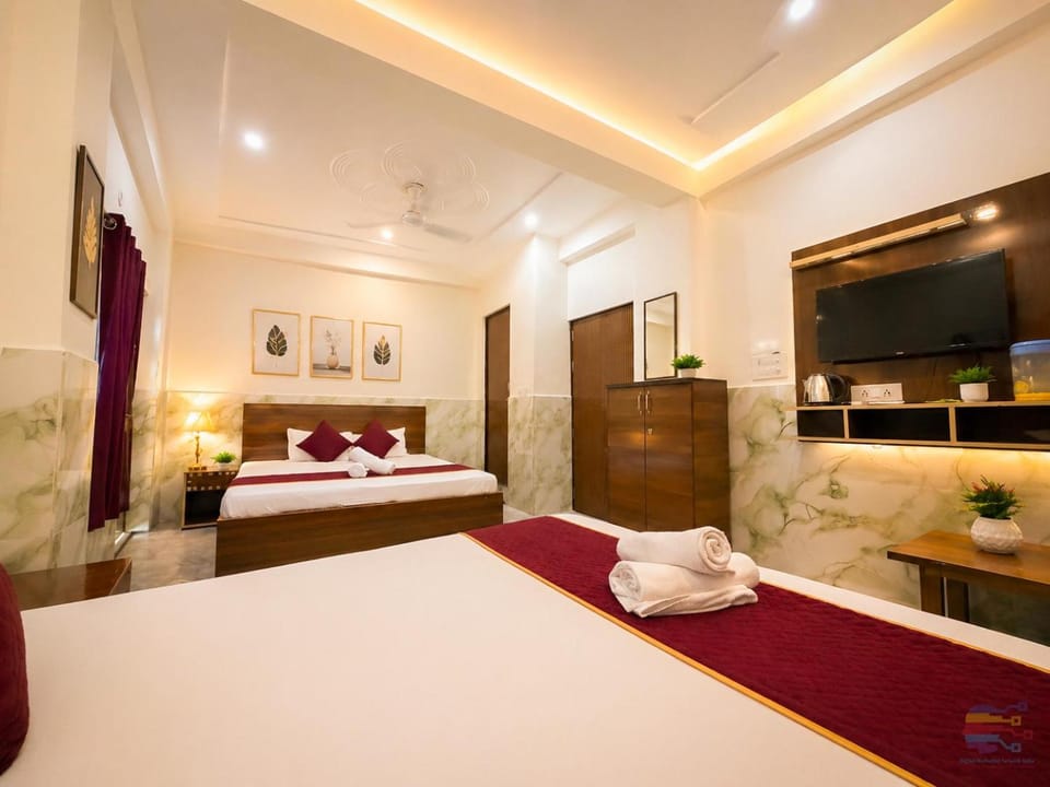Bed, TV and multimedia, Bedroom, towels, air conditioner
