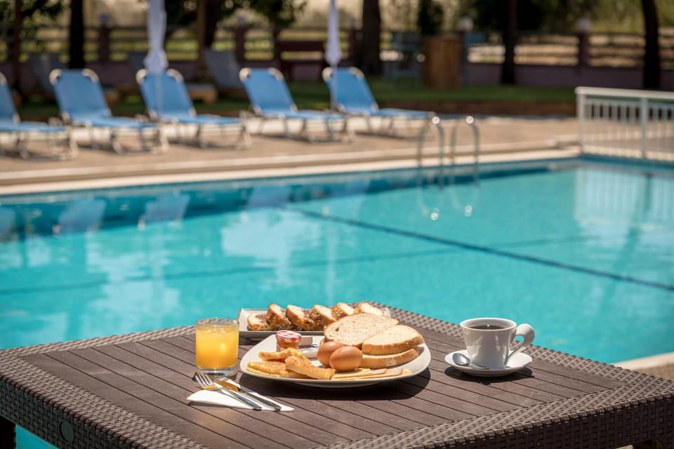 Day, Swimming pool, Swimming pool, Breakfast, sunbed