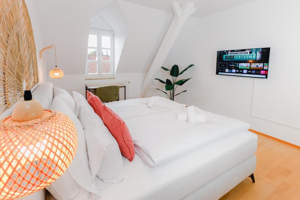 Bed, TV and multimedia, Decorative detail, Decorative detail, Bedroom, City view, towels, towels