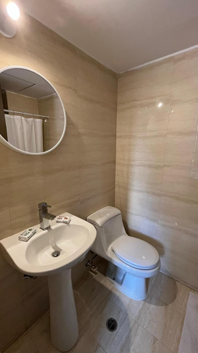 Shower, Toilet