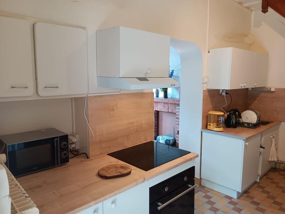 Coffee/tea facilities, dishwasher, oven, stove, toaster