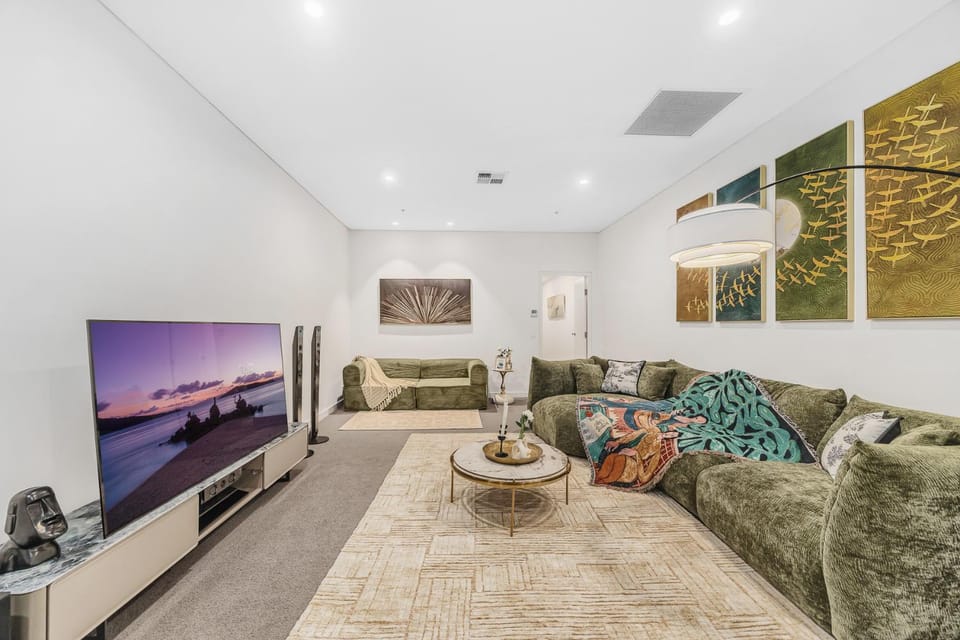 Communal lounge/ TV room, TV and multimedia, Living room, Decorative detail, Seating area