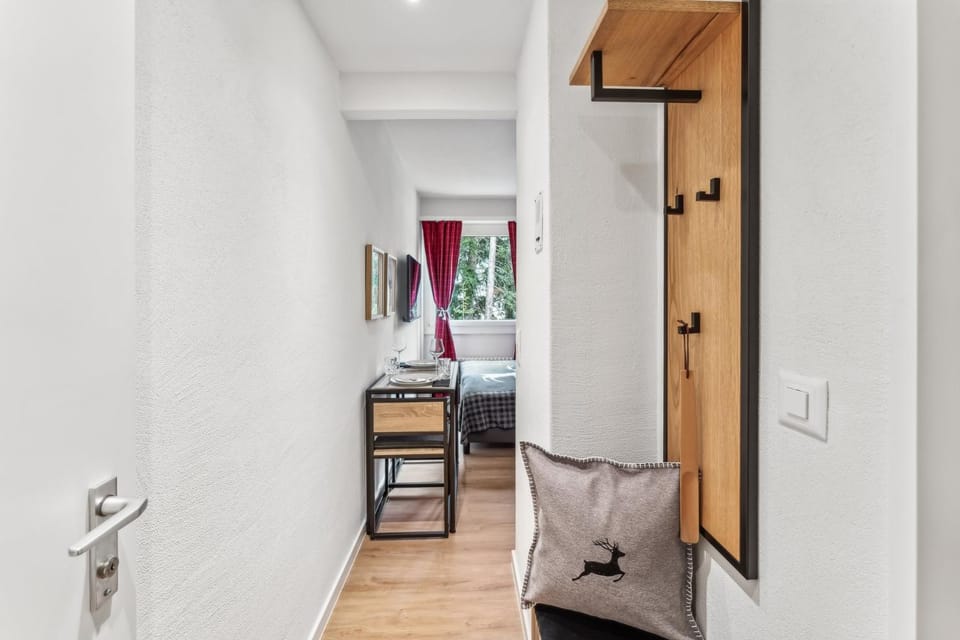 Bed, Photo of the whole room, Seating area, Dining area