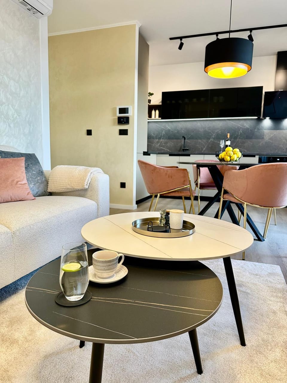 Coffee/tea facilities, Living room, Seating area, Dining area, heating, internet, air conditioner