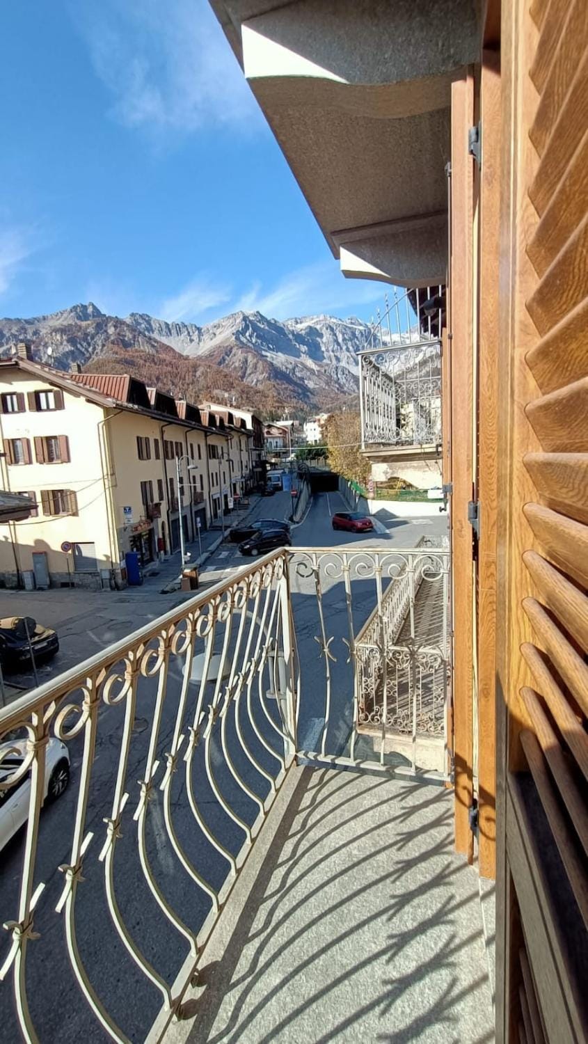 Property building, Balcony/Terrace, Mountain view