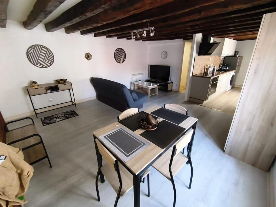 TV and multimedia, Kitchen or kitchenette, Living room, Seating area, Dining area