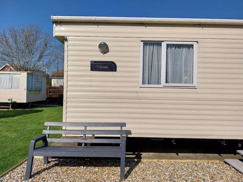 Caravan 7 a modern unit with GCH and DG Chalet in Rother District