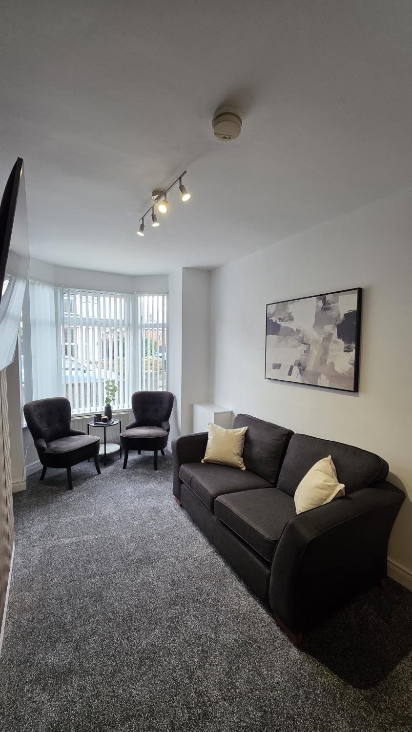 Modern 2BR Belfast Stay Sleeps 4 with Free Parking Apartment in Belfast
