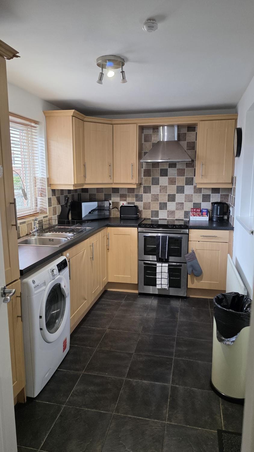 Modern 2BR Belfast Stay Sleeps 4 with Free Parking Apartment in Belfast
