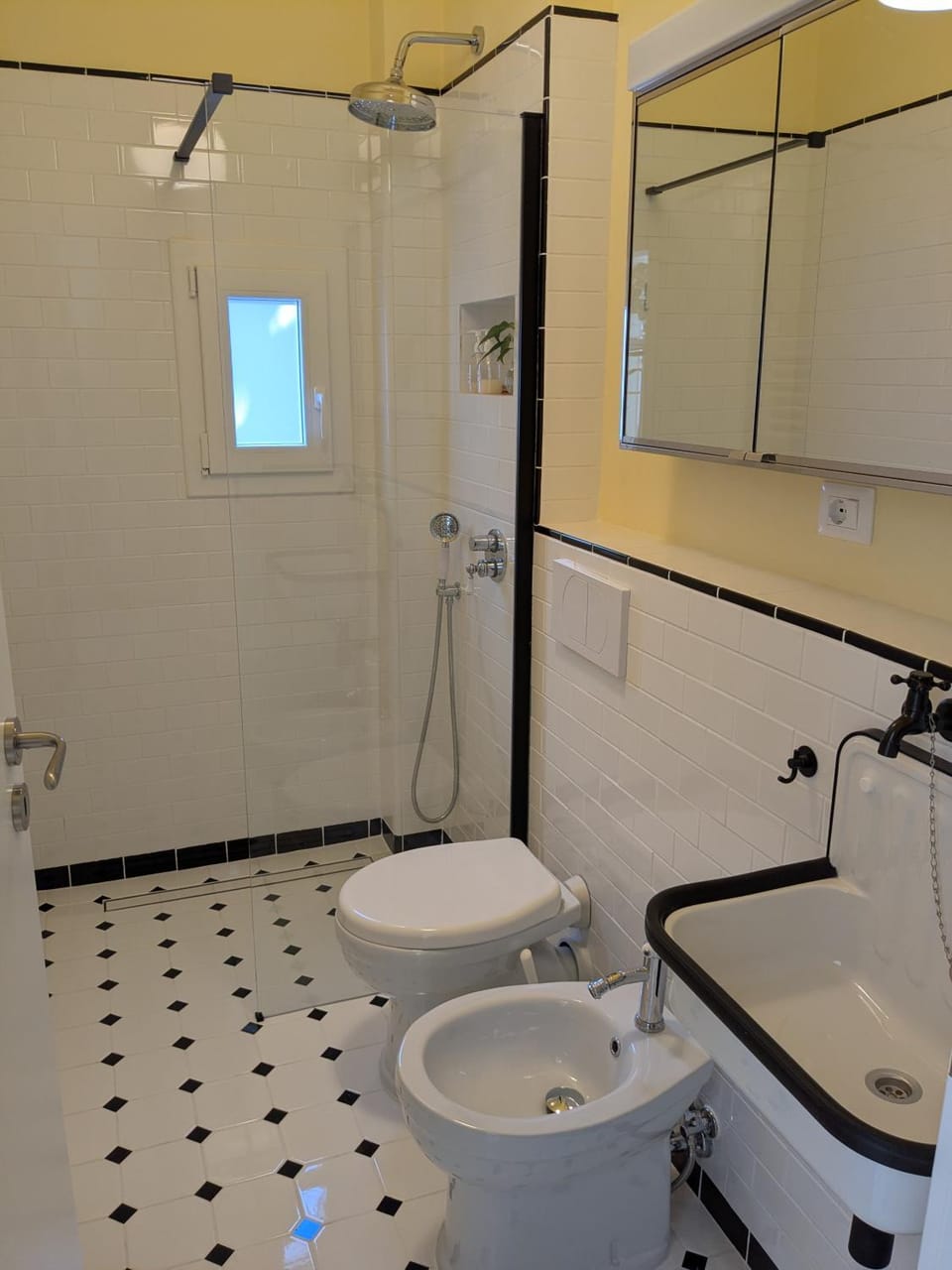 Shower, Toilet, Bathroom, bidet, towels