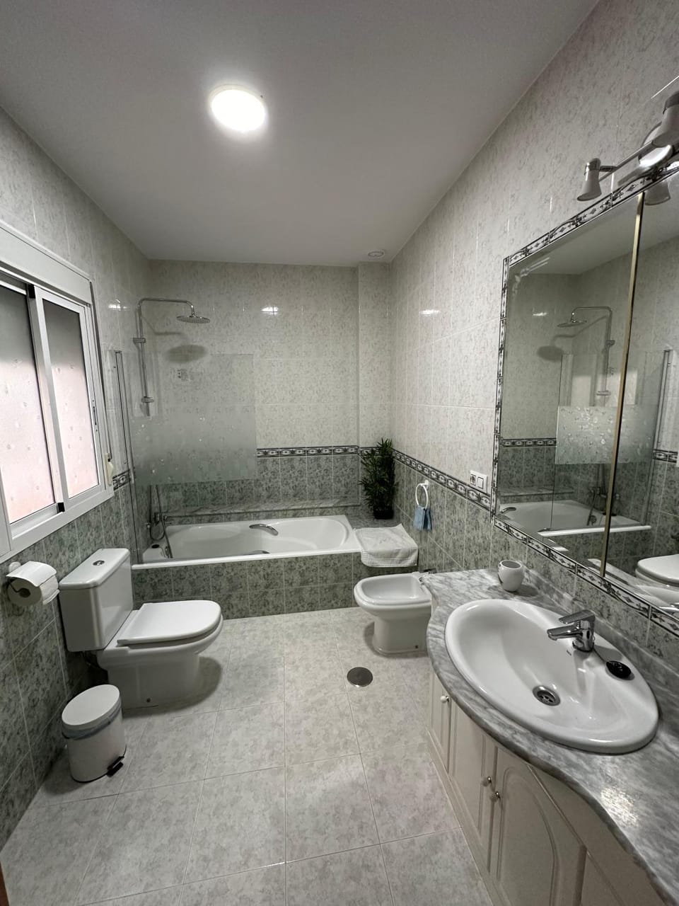 Shower, Bathroom, Bath, bidet, towels