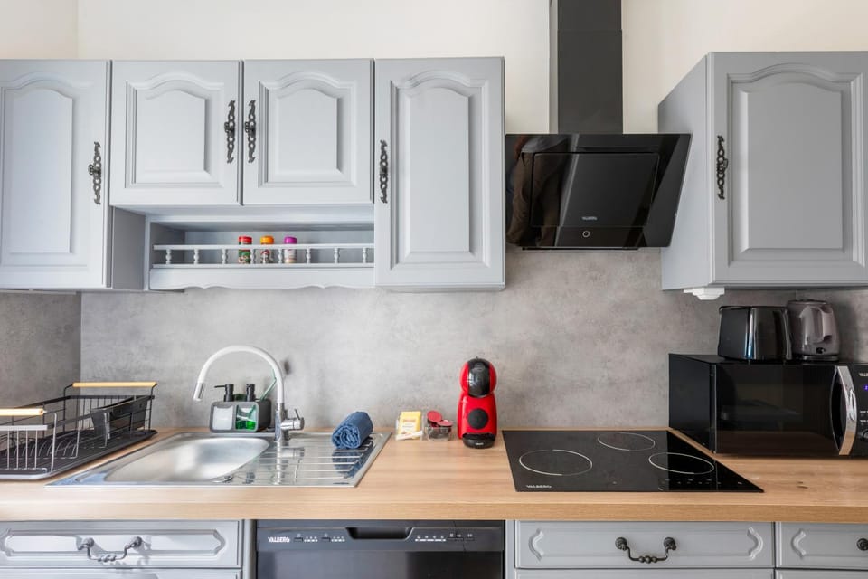Coffee/tea facilities, dishwasher, oven, stove, toaster