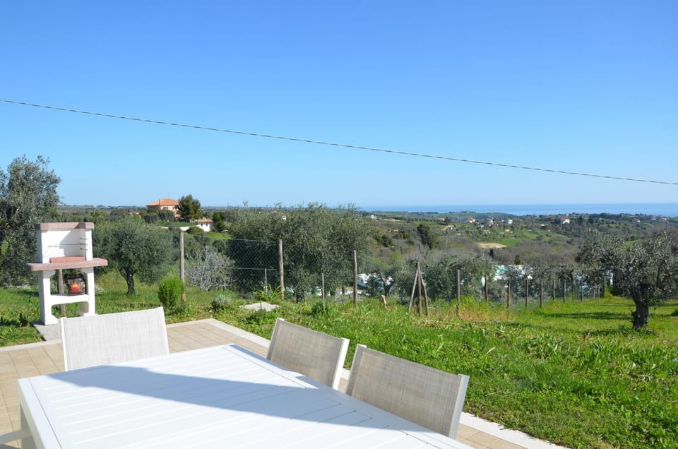 Spring, Day, Natural landscape, BBQ facilities, Balcony/Terrace, Seating area, Dining area, Garden view, Sea view