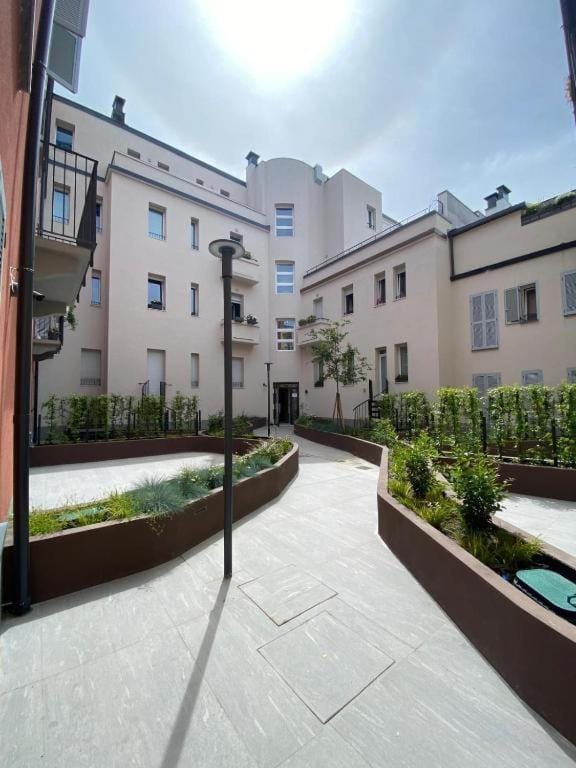 15 min from duomo- metro a 2 min-private garden Apartment in Milan