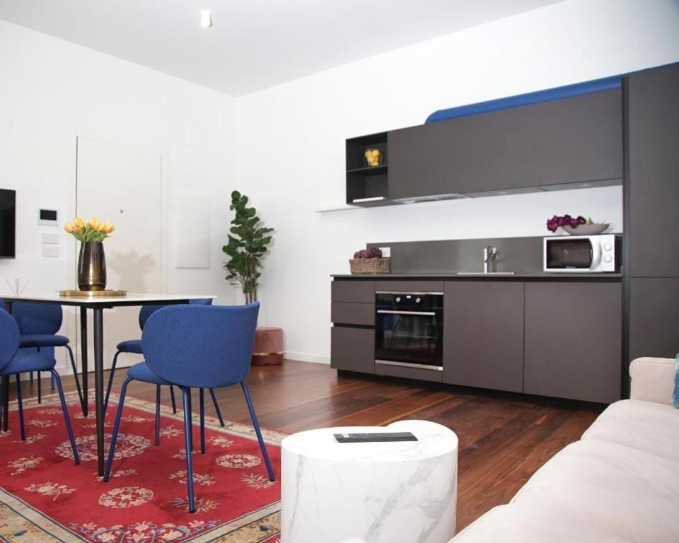 15 min from duomo- metro a 2 min-private garden Apartment in Milan