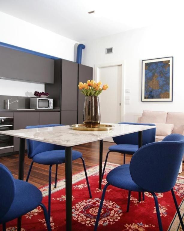 15 min from duomo- metro a 2 min-private garden Apartment in Milan