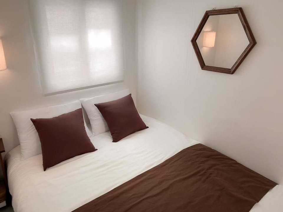 Sui Sinchon, 5 minutes to Sinchon Station, 8 minutes to Hongik University, 2BR, maximum 4 people Villa in Seoul