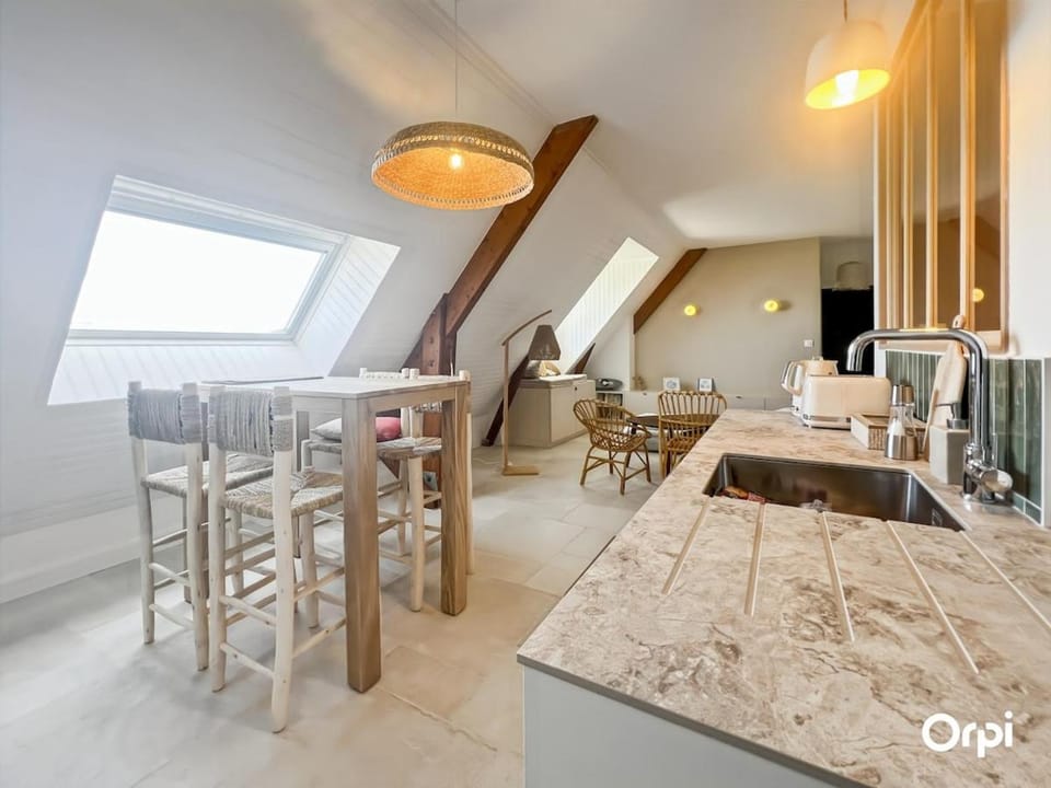 RÉF 234 - LARMOR-PLAGE SPACIEUX Type 2 SOUS LES TOITS VUE MER Apartment in Brittany